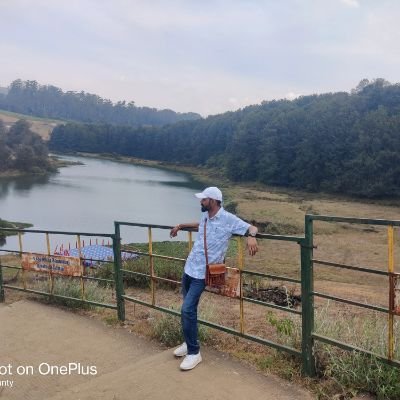 गिरती हुई दीवार का हमदर्द हूँ साहेब!!!
चढते हुए सूरज की इबादत नही करता!!!