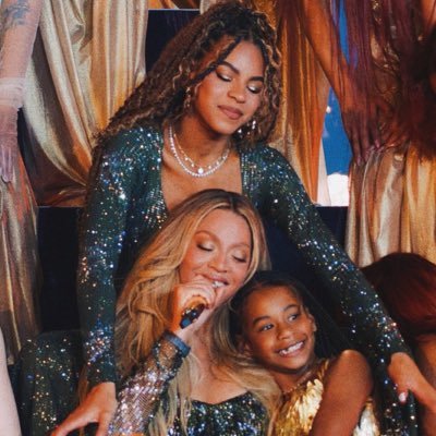 Martinique - 𝐒𝐡𝐞/𝐇𝐞𝐫 • bunny mom 🐰 - was at THEE renaissance tour in paris 🪩