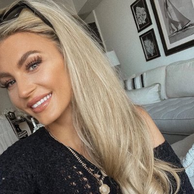 Coffee keeps me awake ☕ Wine makes me soft 🍷. Diving, horses, camping—whatever the opportunity. Don't send random private messages 🚫 or I'll block you