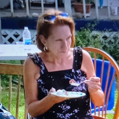yvettethi's profile picture.