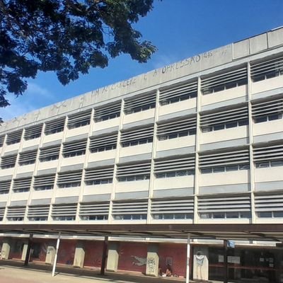 Ratatata
Mais um metrô vai passar
Com gente de bem, apressada, católica
Lendo jornal, satisfeita, hipócrita
Com raiva por dentro a caminho do centro