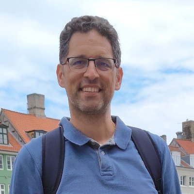 Padre de familia. De Huelva pero echando raíces en Sevilla. Soy Ingeniero Informático. Disfruto con el baloncesto y las cofradías