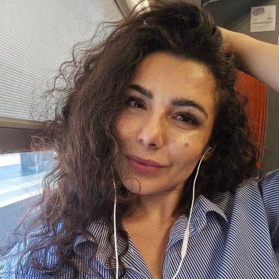Scelgo le parole con cura.
Non temo i silenzi.
Creo, quindi esisto.
Founder: @motus_animi