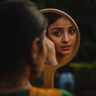 स्वतःवर ,
पुस्तकांवर ,
निसर्गावर प्रचंड प्रेम असलेली.🌼
सूर्य चंद्र तारे बहर 🌸
आपण आपलं बहरत रहायचं 🎀