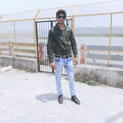 ज़िन्दगी के इस रण में खुद ही कृष्ण और खुद ही अर्जुन बनना पड़ता है हर रोज़ अपना ही सारथी बनकर जीवन की महाभारत को लड़ना पड़ता है।.....