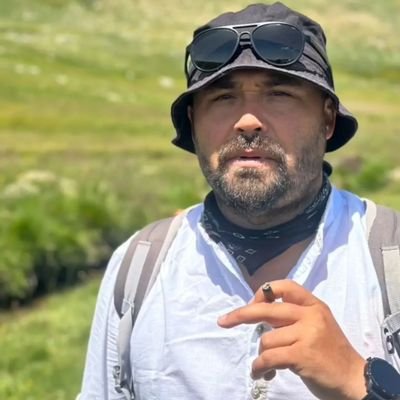 Akdeniz Akdeniz, senden aslımız. Masmavi bir aydınlıktan gelir neslimiz. Yelinden tuzundan ayırma bizi. Antalya