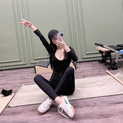 🐱 Me + coffee + cats = happiness ☕🐾
🧘♀️ Balanced body, peaceful soul 🌿
🌸 Confidence looks good on me ✨