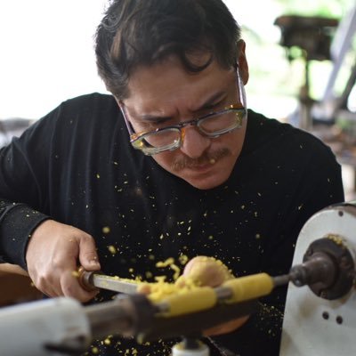 Jíbaro agricultor que ama el café y colecciona arte. Artesano apasionado por la madera y sus formas.