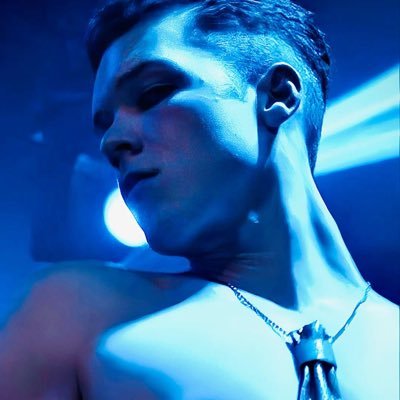19 yo lesbian . Eng/Pl . Sb to unfollow . Art school .