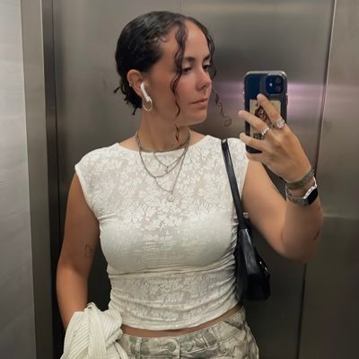 28, profesora de matemáticas y comentarista de baloncesto a partes iguales ❤️💚 @leyre_rb cuenta libre de basket 🩷💜💙