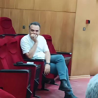 سید مهدی ابوالقاسمی هستم.
غزل را دوست دارم و مینویسم.