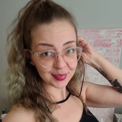 HillaryVCook's profile picture. 🇨🇦 Creator of https://t.co/EVSeEinpaf, Author, Artist & Ex-J.W.🌾💃 aka -XO.V🎨 📖  #exjw story✌️
