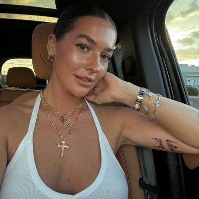 MelindaChanler's profile picture. Words can’t describe me🦋