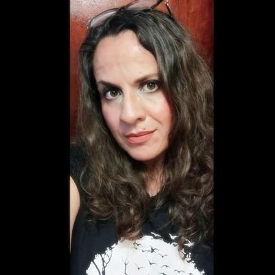 Te espero con un ser
que no espera a los otros:
en donde yo te espero
sólo tú cabes. Nadie
puede encontrarse
allí conmigo sino
el cuerpo que te lleva...PSalinas