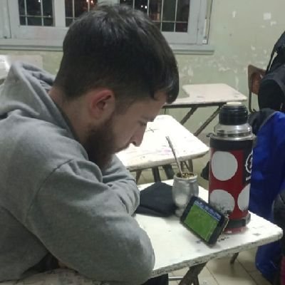 Vos y yo, consumidores de basura, acrecentamos el poder de esta gente; que nos impone las reglas de este juego y ríen al vernos caer en su trampa demente