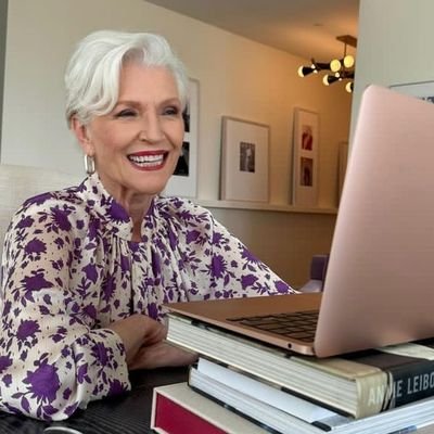 Bestselling International Author #AWomanMakesAPlan 📖Doctor of Dietetics 👩🎓 Supermodel 😉 #ItsGreatToBe75 Agents⬇️