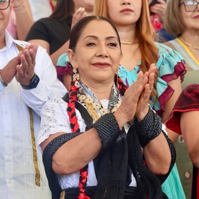 Mujer orgullosamente indígena que ama a su tierra y familia. Presidenta Honoraria del DIF Oaxaca.