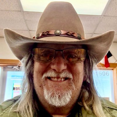 Retired US Navy, disabled veteran. Intelligence Analyst. Lead guitarist. photographer, happily married. NO PORN!