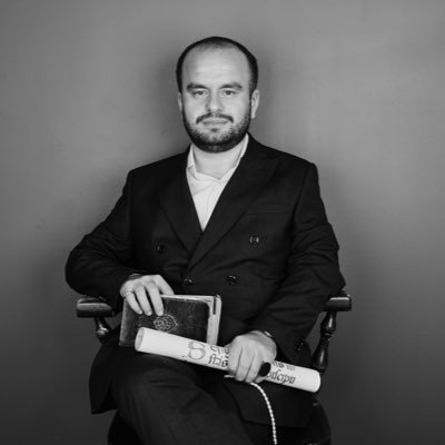 PhD • Sahaf • Nadir Baskı ve El Yazmaları • Altayist • Matbaa Tarihi ve Edebiyat Meraklısı • Yazdıranla yazılan arasında dolaşan bir hikaye koleksiyoncusu 🍂