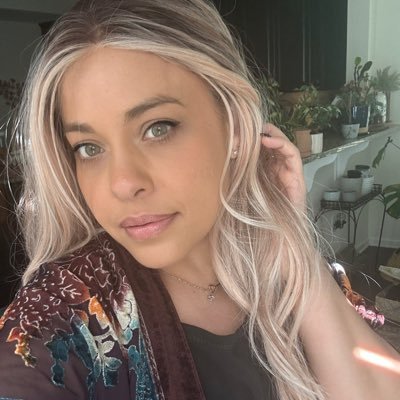 charllote34's profile picture. life is beautiful 🌍💗