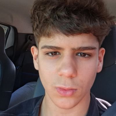 15 anos.
Corinthiano.
Não como gluten nem açúcar.
Conciência de classe.