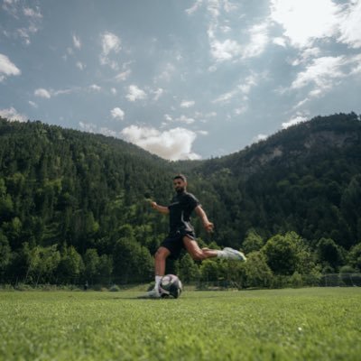 هي حياتك انت لا تجعل الآخرون يملون عليك كيف تعيشها . بل عشها كما يرضي الله وترضي ضميرك💙.