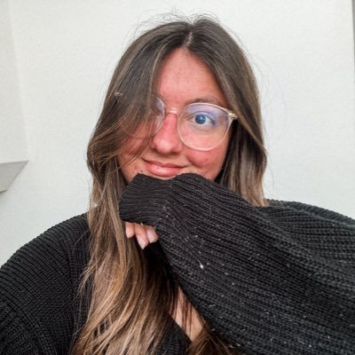 27 | Organic Social Community Manager | Fantasy Reader | Dog Mum