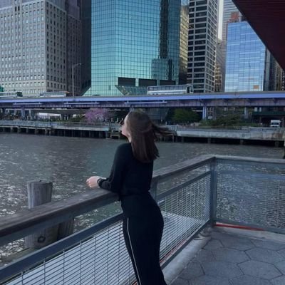 Ich komme aus london, bin in england aufgewachsen, damals in daddys beruf. L'm sowohl engländer als auch rumänen und bin bipolar