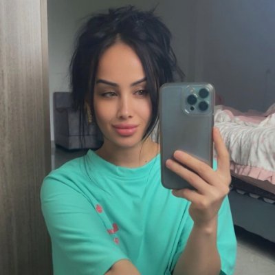 Jessica_10210's profile picture. Retweet ≠ Agree. Just thought it was interesting. See the world while traveling, find yourself between the pages of a book and food cures all.