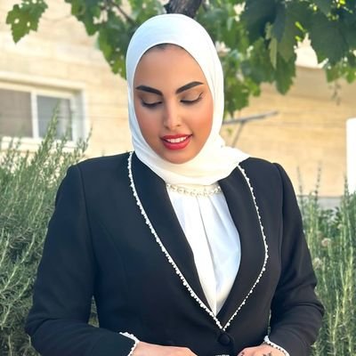 مدير أعمال، روح سعيدة، ولد ونشأ في دبي، فنان مكياج