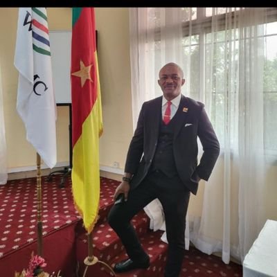 Je suis un entrepreneur dans le domaine du vêtement et aussi aspirant diplomate de formation en commerce international et Diplomatie économique à l'IRIC