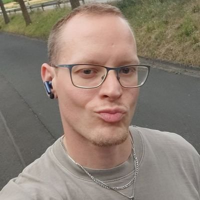Shitposting since 2020 | ❤️taken | Sometimes diary | Gymaddict 🏋️, macht jetzt Yoga 🧘| 🥋 | 🏳️🌈