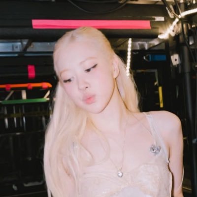 rosesxlalisa's profile picture. ot4 foreverrr / multifandom / gl