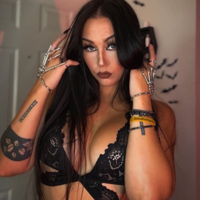 m_mortisha's profile picture. i put the hor in horror… or something like that. 🦇