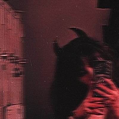 ouroboroussy's profile picture. 🖤