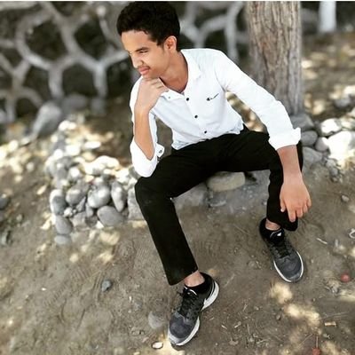 سَمت للعُلا منها بَكيلٍ وحاشدٍ
بكُل رحِيب البَاع أجرَد شيظمِ
فأكرم بِها من غَارةٍ يمنيّةٍ
إلـى خير ماشٍ من فَصيحٍ وأعجمِ