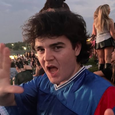 Editorial Designer | The Pitch | illustrator and designer | Known as https://t.co/s0pC1oRGqa on Instagram ☀️