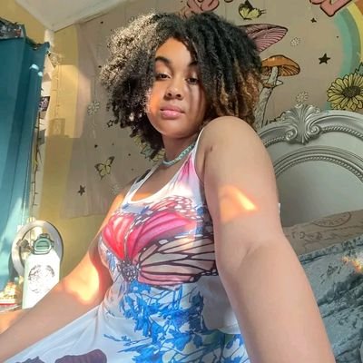 QueenAshle32950's profile picture. 