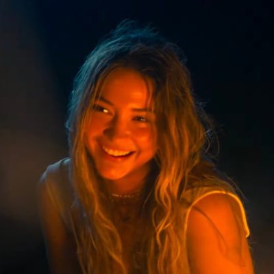 vogueandanatomy's profile picture. somewhere between fashion week & med school