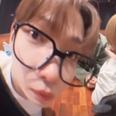 MJAESBF's profile picture. comiendo dulces con leerionz (˶ᵔ ᵕ ᵔ˶)