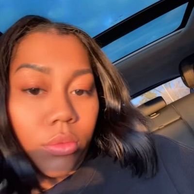 Just a single, l chasing her dreams
Living life, loving every moment
Smile, breathe, and be free💖