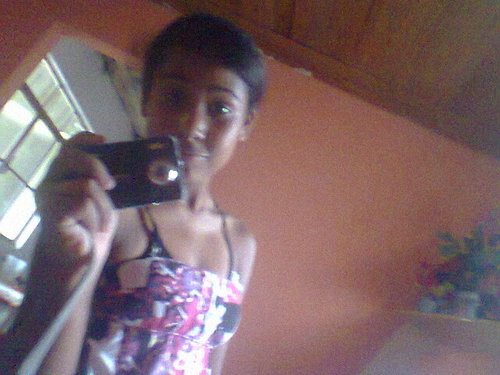 Uma menina bonita,simpática ,inteligente e com o desejo de que vc me siga
SEGUE AEEEEE ( :