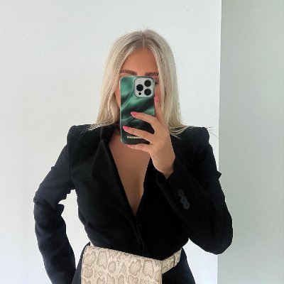 Freelance fashion designer | Love tailoring and life
Inspiration comes from the flowers on the roadside, and also from yo