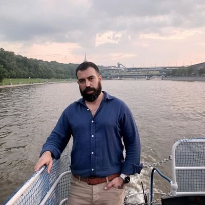 şair. sniper. stopper. copywriter.
MEKSİKA AÇMAZI. 2021.
GERİLEME ÇAĞRISI. 2023.