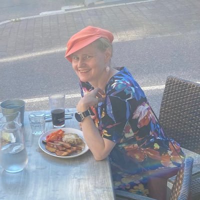 Jungilainen mystikko. Demokratian esitaistelija. Historioitsija ja scifi-fani. Asuu Tampereella, työskentelee Tampereelle. Live and let live.