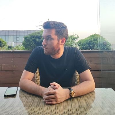 SM_Farahani's profile picture. هوس عجول است، عشق اما منتظر می‌ماند.