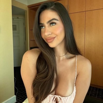Donna raffinata ed elegante, offro momenti unici fatti di complicità, sensualità e rispetto. In pubblico o in privato, sempre con discrezione e dolcezza.