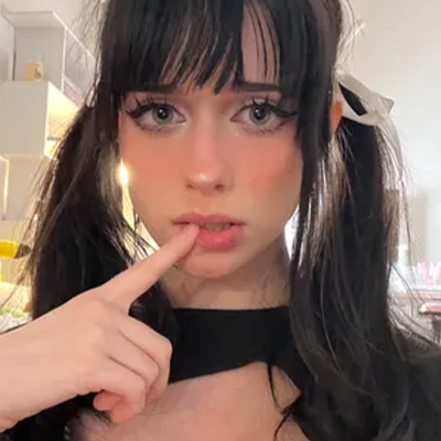 Foxy hair, sharp stare, and a wardrobe full of cosplay dreams 💙✨
Your favorite waifu is just one click away 👇🏼