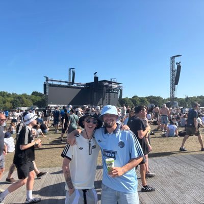 Simon’s bus best bus #NUFC - Other account got hacked at 1.1k followers.