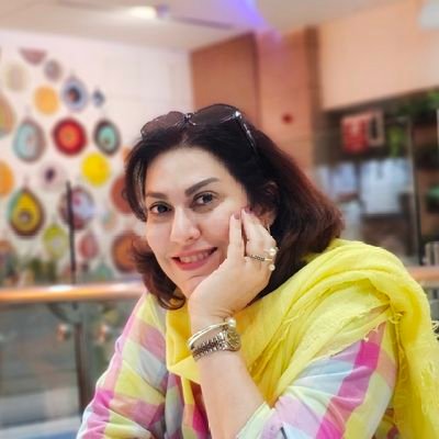 موج رنگین رؤیاها،
در ملالِ روزهای یکسان،
روشنترین سهم او از زندگی بود..